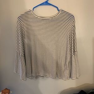 Super cute 3/4 length bell sleeved top ❄️🌊🖤